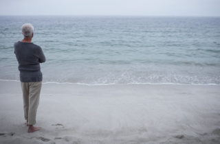 一个人在海滩上沉思