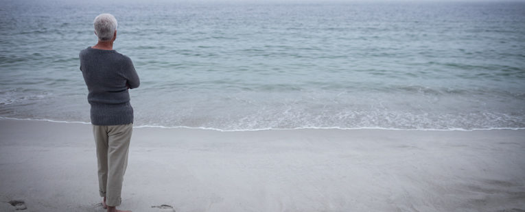 一个人在海滩上沉思
