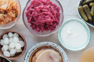 examples of foods with probiotics, including pickled pearl onions, yogurt, saurkraut and pickles