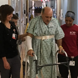 丹尼斯·范米特和护理人员走在医院里。
