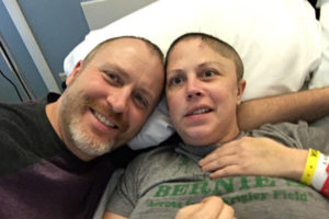 OSF圣弗朗西斯医疗中心的John和Amber T伟德betvicror下载homas。安珀中风后在医院住了75天。她做了几次手术，包括颅骨切除术，这是一种暂时切除部分颅骨以减轻脑肿胀压力的手术。