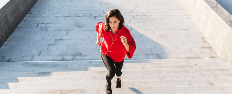 女人excersising爬楼梯