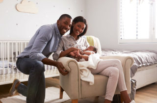 非裔美国夫妇有个婴儿需要儿科医生