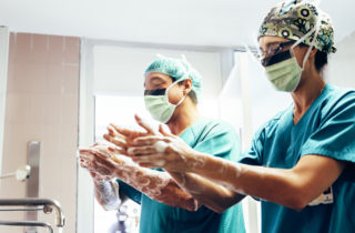 两位外科医生在择期手术前洗手