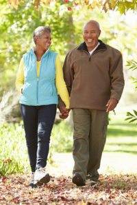 活跃的非洲裔老年夫妇在秋天散步