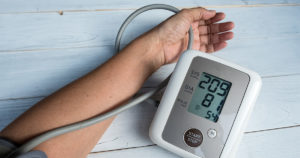 血压计显示高血压或非常高的血压，这可能导致损害阶段死亡