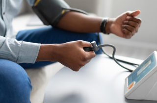 男子测量血压