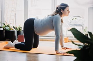 一名妇女在怀孕期间做瑜伽是为了安全地锻炼她的骨盆底肌肉。