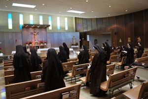 修女们在弥撒中祈祷