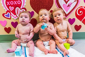 三个婴儿在先天性心脏中心